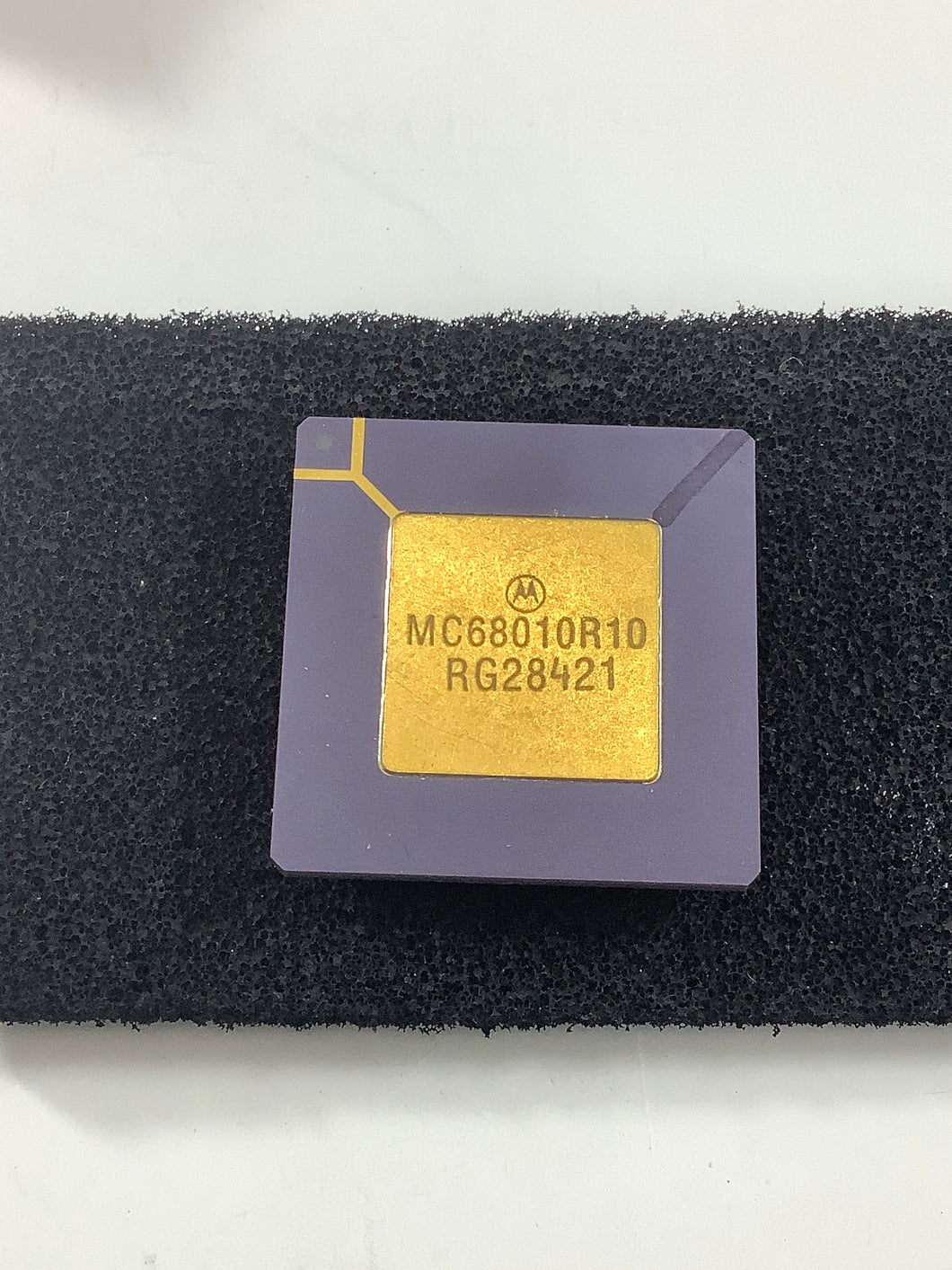 MC68010R10 - MOTOROLA - 32-Bit Virtual Memory Microprocessor