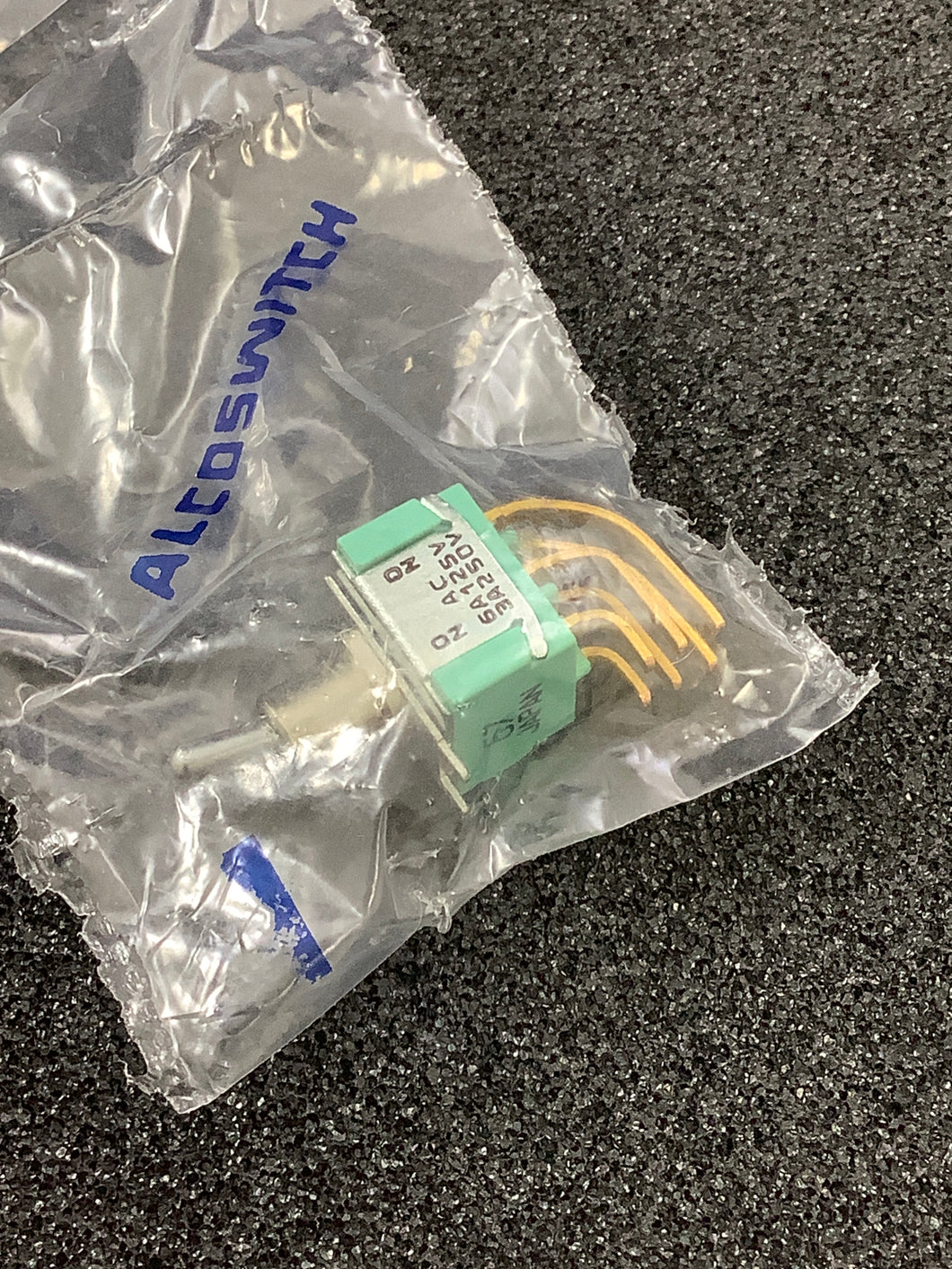 MTM206NRA - ALCO - DPDT ON-ON R/A TOGGLE SWITCH, 6A 125V