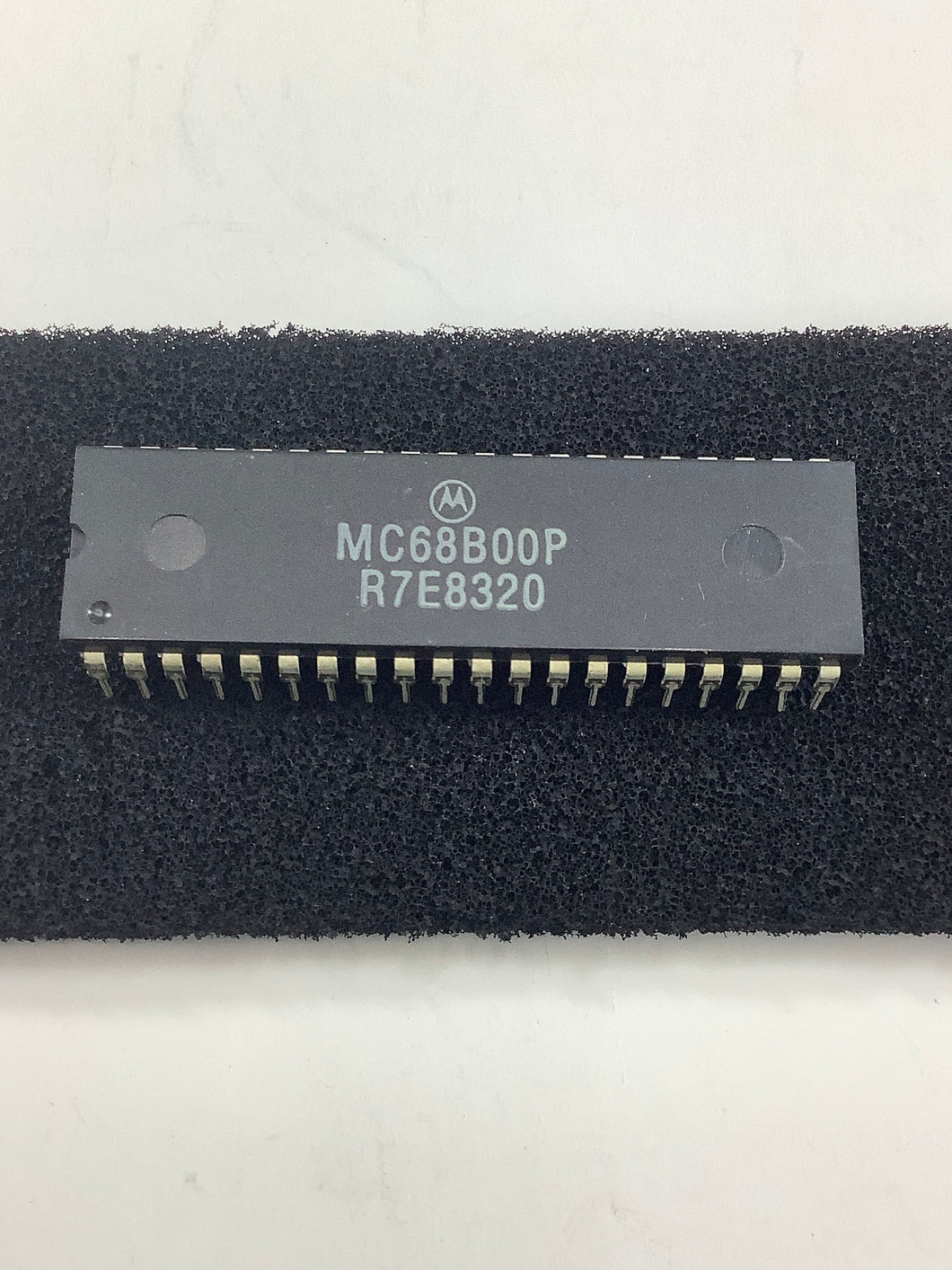 MC68B00P - MOTOROLA - 8-Bit Microprocessor