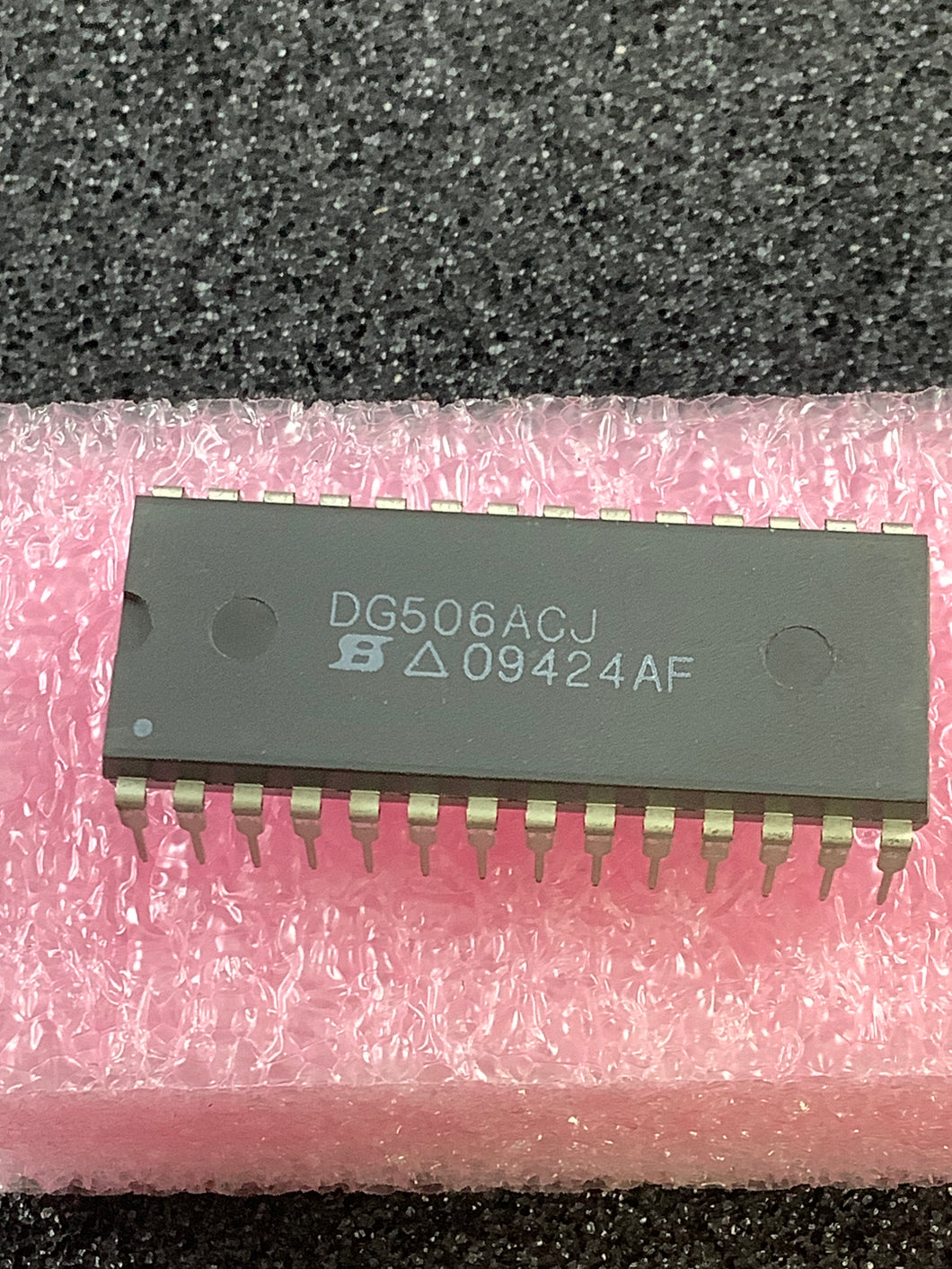 DG506ACJ - SILICONIX - 1 Circuit IC Switch 16:1 450Ohm 28-PDIP