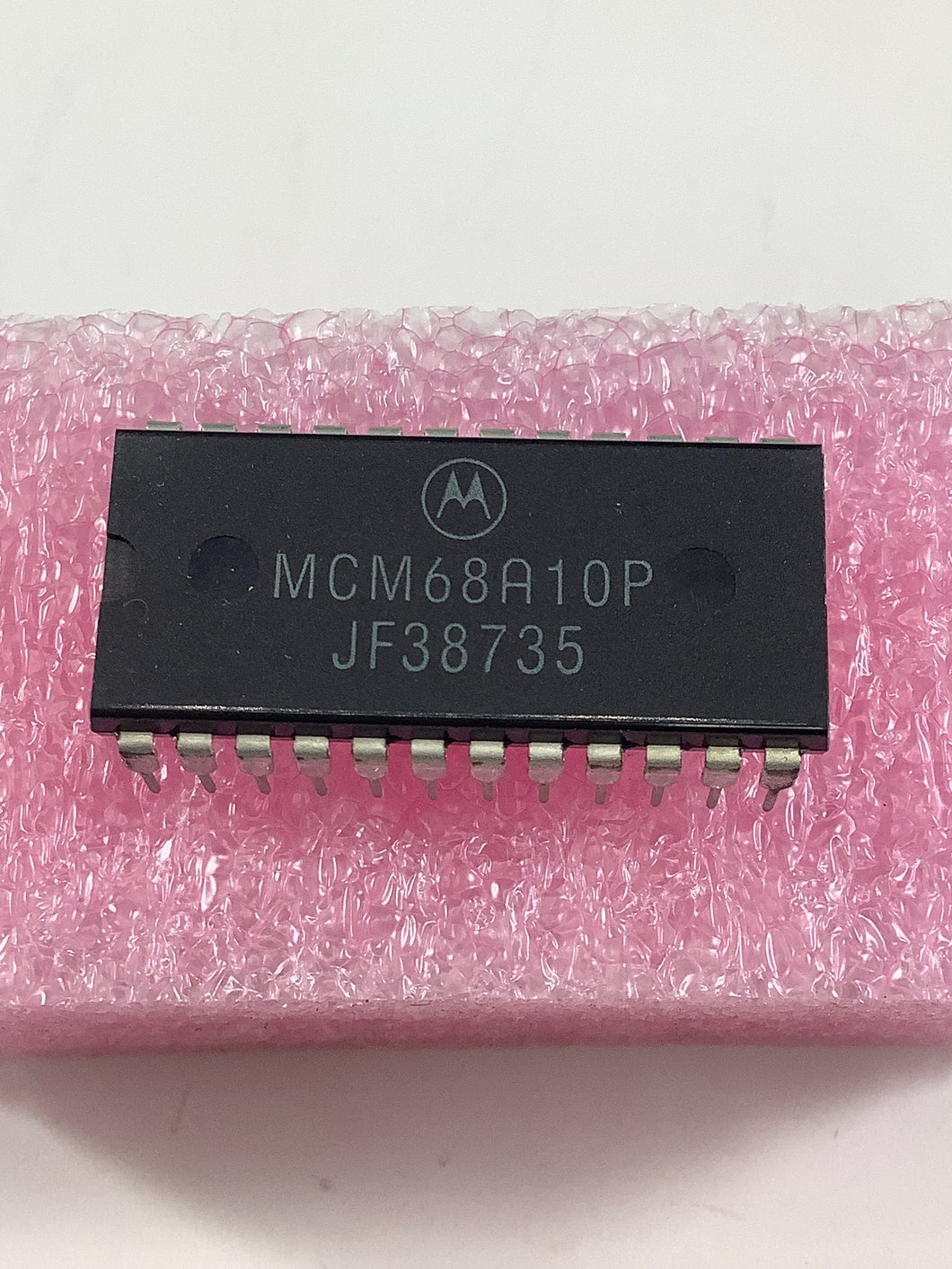 MCM68A10P - MOTOROLA - 128X8 SRAM, NMOS MEMORY IC