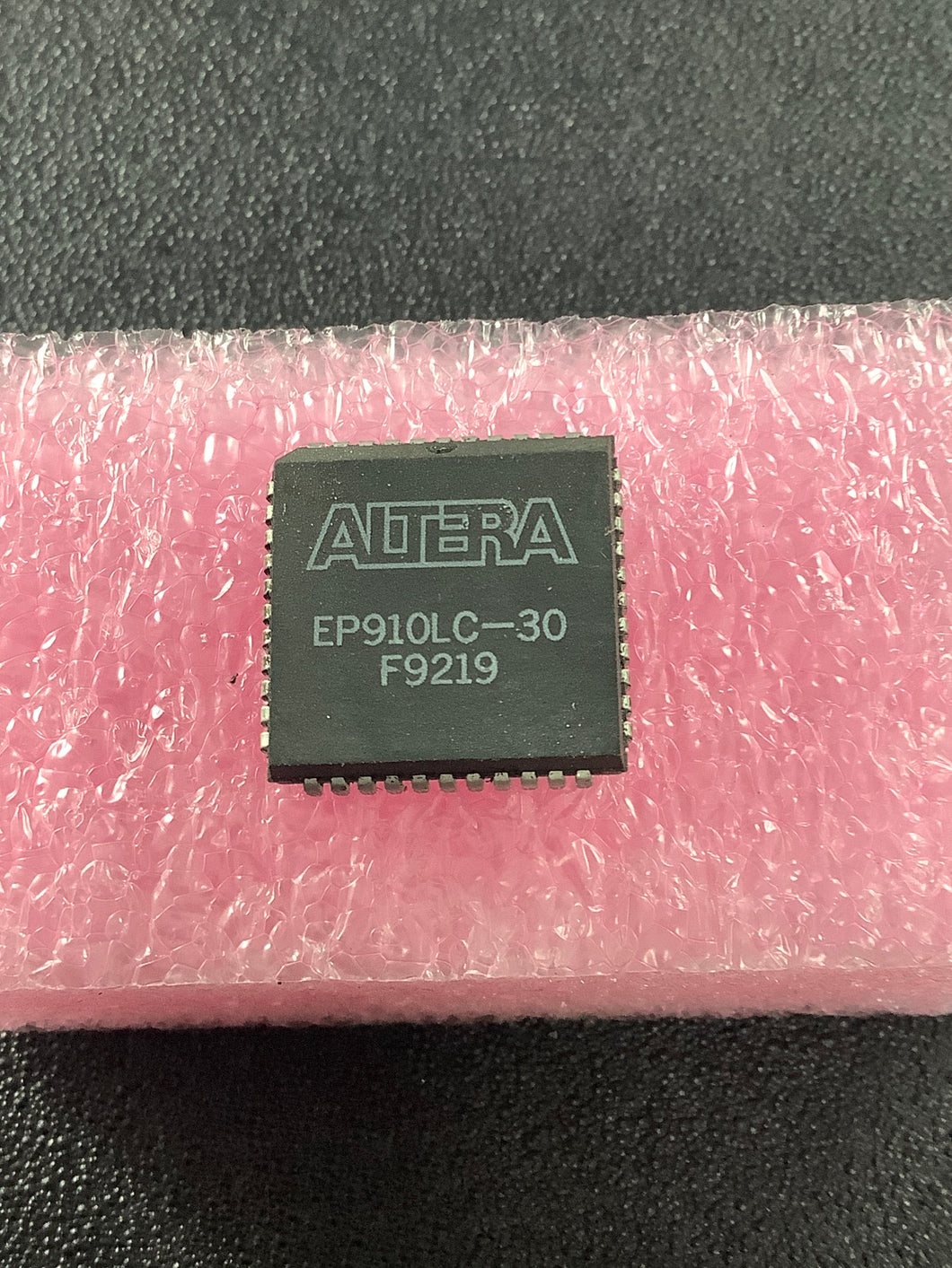 EP910LC-30 - ALTERA - High-Performance 24-Macrocell Device