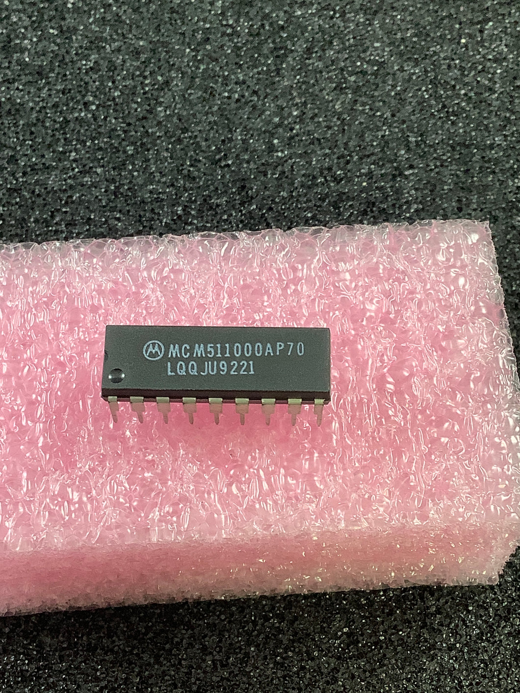 MCM511000AP70 - MOTOROLA - ast Page DRAM, 1MX1, 70ns, CMOS, PDIP18