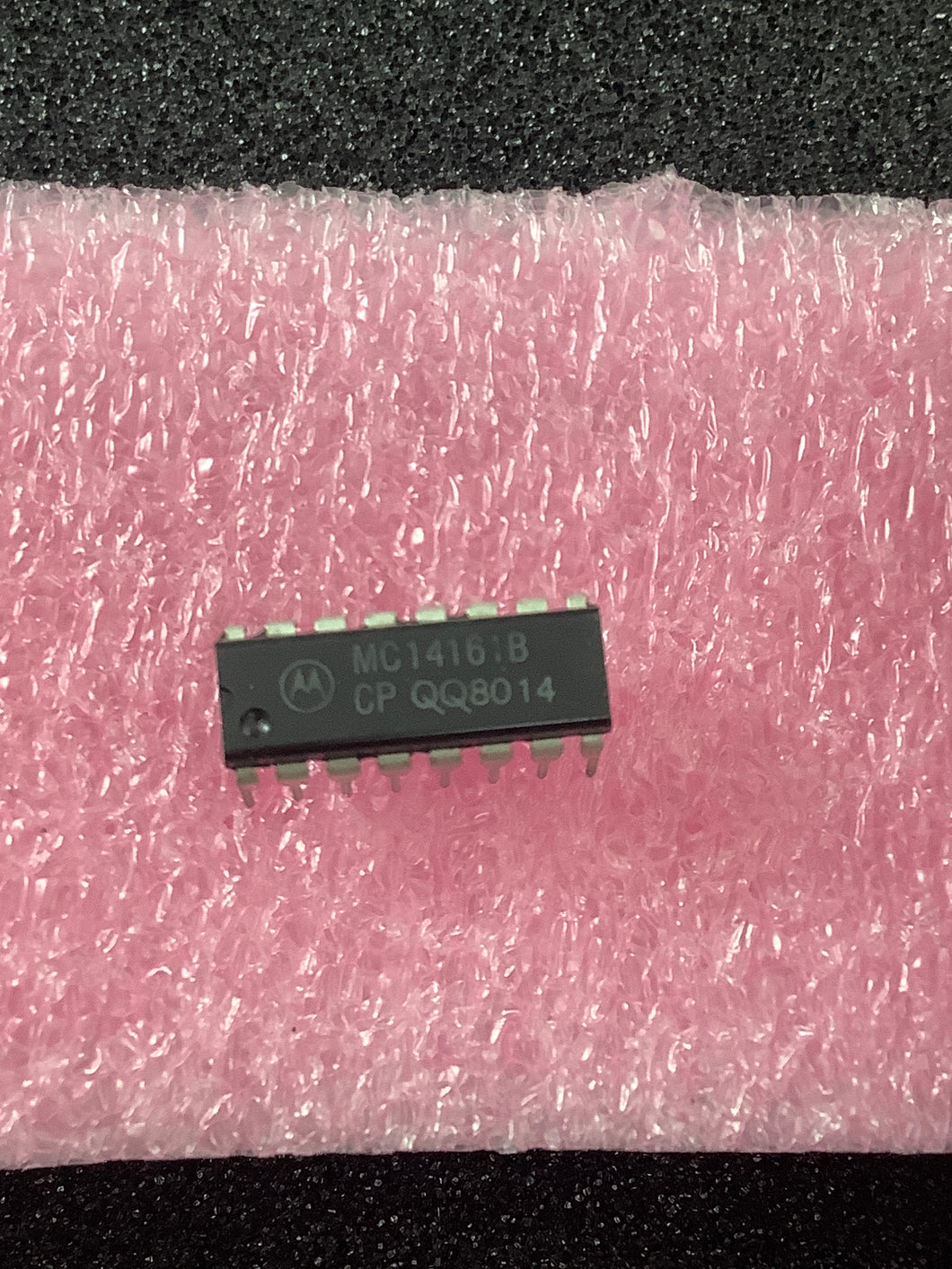 MC14161BCP - MOTOROLA - Synchronous Presettable 4-Bit Counter 16 Pin DIP
