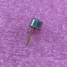 Load image into Gallery viewer, MM421 - MOTOROLA - NPN TRANSISTOR
