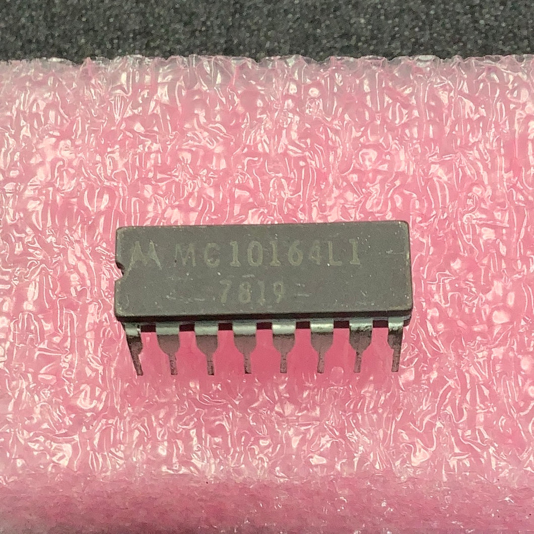 MC10164L1 - MOT - Motorola 8-Line Multiplexer