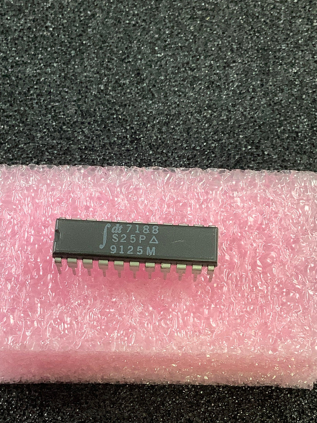 IDT7188S25P - IDT - IC RAM 64K 16Kx4 25 NANOSECONDS 22 Pin Plastic DIP