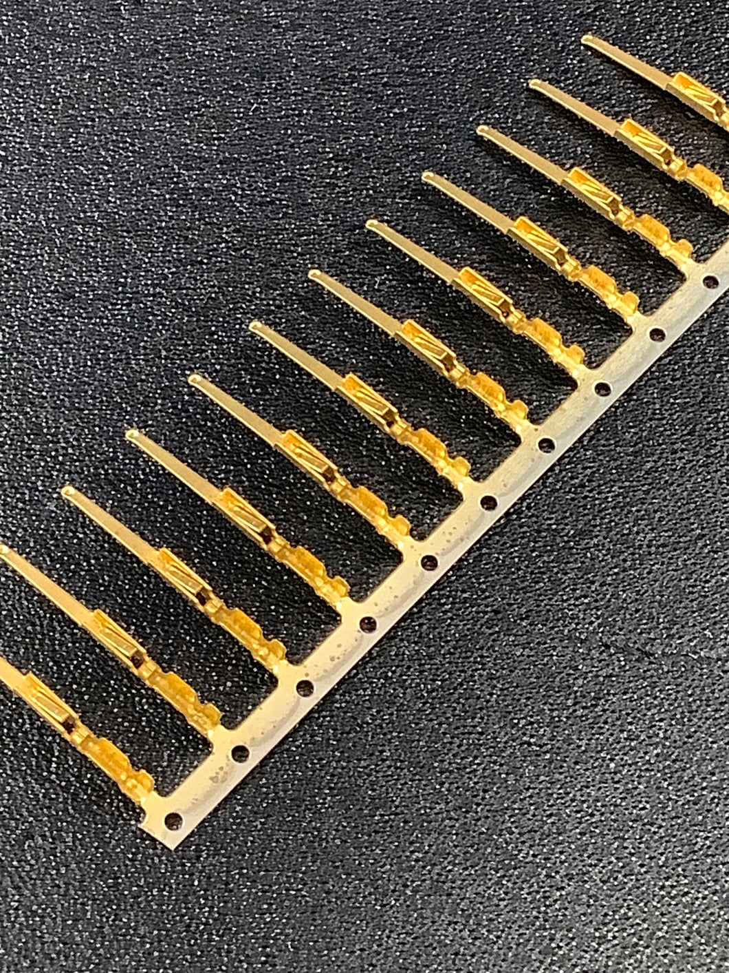 66555-2 -25 - AMP - CONN PIN 24-28AWG CRIMP GOLD, Chain Form, 25 contacts per package. Quantity Shown Available = 25 Packs.
