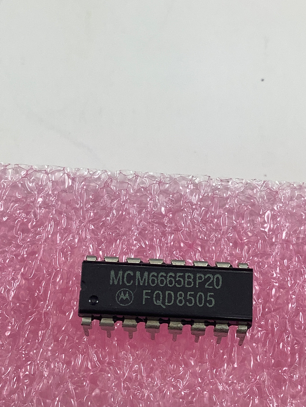 MCM6665BP20 - MOTOROLA - IC, memory. DRAM 64K x 1